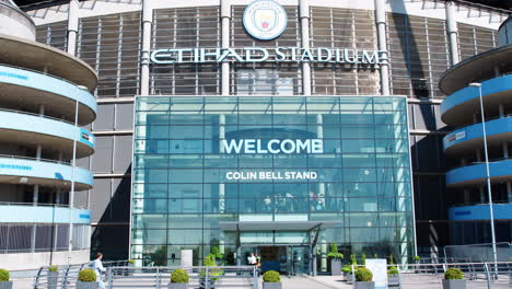 Manchester,-Reino-Unido---4-De-Mayo-De-2017:-Exterior-Del-Estadio-De-Fútbol-Etihad-En-Manchester