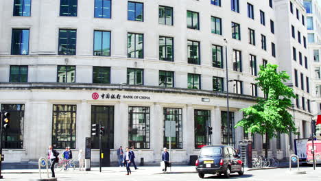 London-–-Mai-2017:-Fußgänger-Und-Verkehr-Passieren-Das-Bank-Of-China-Gebäude,-London,-Ec2