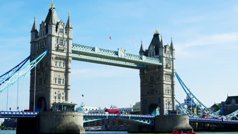 London---Mai-2017:-Fußgänger-Und-Verkehr-überqueren-Die-Tower-Bridge-An-Der-Themse,-City-Of-London,-London