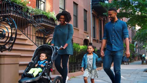 Junge-Schwarze-Familie-Mit-Kinderwagen-Zu-Fuß-In-Der-Brooklyn-Street