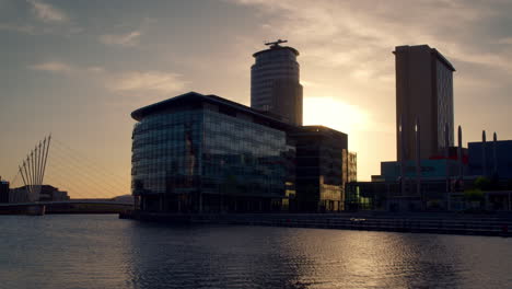 Manchester,-Reino-Unido---4-De-Mayo-De-2017:-Secuencia-De-Timelapse-De-Los-Edificios-De-La-Ciudad-De-Los-Medios-De-Comunicación-En-Manchester-Al-Atardecer