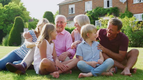 Familie-Mit-Drei-Generationen-Lacht-Gemeinsam-Im-Garten