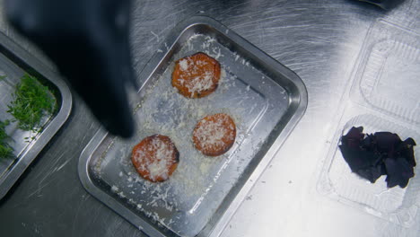 Der-Koch-Streut-Aus-Der-Vogelperspektive-Geriebenen-Käse-Auf-Gebackene-Süßkartoffeln
