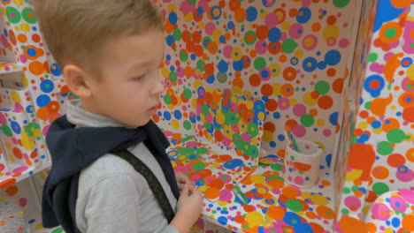 Niño-Visitando-La-Sala-De-Destrucción-Por-Yayoi-Kusama