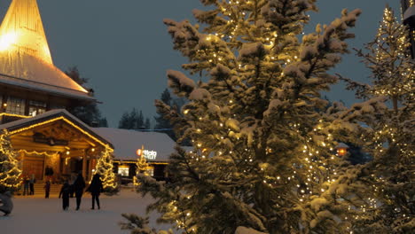 Abendszene-Des-Weihnachtsmanndorfes-In-Rovaniemi,-Finnland