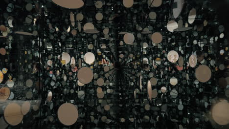 Innenspiegel-Und-Glaswürfel-„The-Passing-Winter“-Von-Yayoi-Kusama