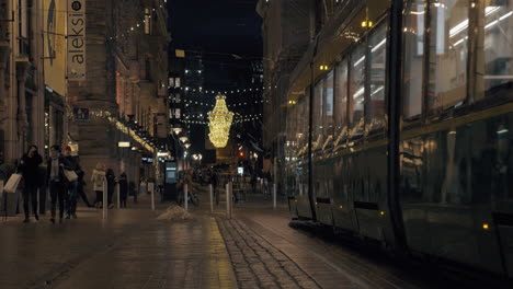 Helsinki-Por-La-Noche-Y-Tranvía-Moviéndose-En-La-Calle-Finlandia