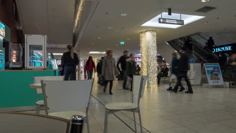 Timelapse-De-Clientes-Caminando-En-El-Centro-Comercial