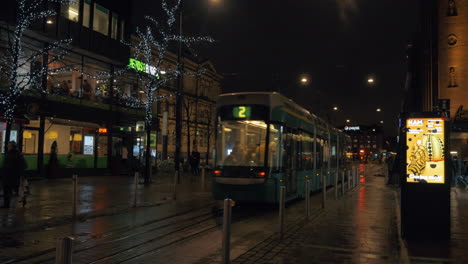 Straßenbahnen-Und-Fußgänger-Am-Abend-In-Helsinki,-Finnland