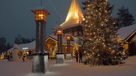 Weihnachtsmanndorf-Mit-Abendlicher-Weihnachtsbeleuchtung-Rovaniemi-Finnland
