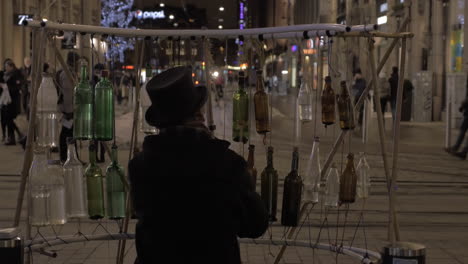 Hombre-Jugando-Con-Botellas-De-Vidrio-Para-Ganar-Dinero