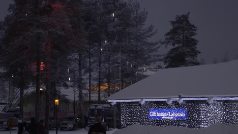 Nachtansicht-Der-Stadt-Mit-Weihnachtsbeleuchtung-An-Bäumen-Und-Laden-Rovaniemi-Finnland