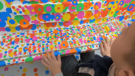 Junge-Spielt-Klavier-Im-Obliteration-Room-Von-Yayoi-Kusama