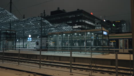 Tren-De-Cercanías-Que-Llega-A-La-Estación-Central-De-Trenes-De-Helsinki,-Finlandia