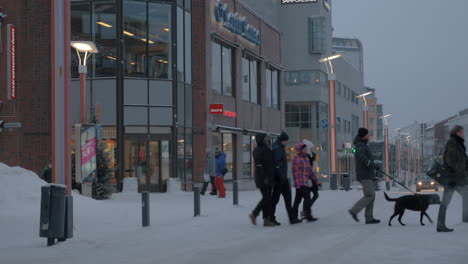 Stadtstraße-In-Der-Winterstadt-Rovaniemi-Finnland