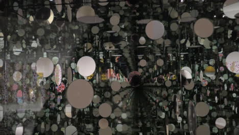 Besucher,-Der-Ein-Video-Im-Inneren-Des-Würfels-Aufnimmt:-Der-Vorbeiziehende-Winter-Von-Yayoi-Kusama