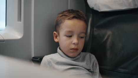 Niño-Cansado-Y-Aburrido-Viajando-En-Tren