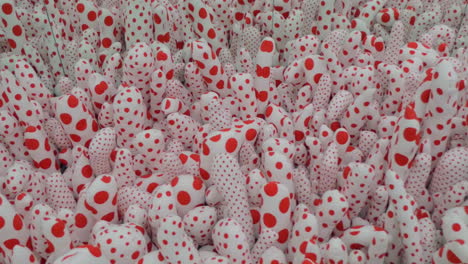 Phallis-Field-Von-Yayoi-Kusama