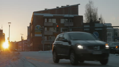 Winterstraßen-Mit-Fahrenden-Autos-In-Rovaniemi-Bei-Sonnenuntergang-Finnland