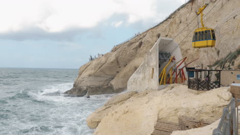 Blick-Auf-Rosch-Hanikra-Mit-Meeresfelsen-Und-Fahrender-Seilbahn