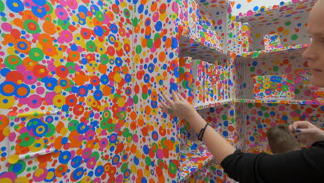 Besuch-Im-Obliteration-Room-Von-Yayoi-Kusama