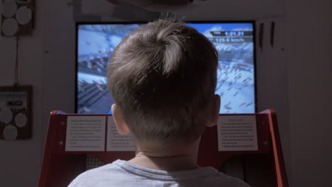 Niño-Jugando-Simulador-De-Juego-De-Carreras