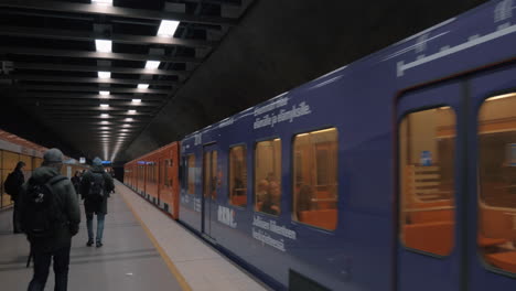 Metro-Llegando-A-La-Estación-De-Helsinki,-Finlandia.