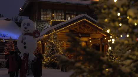 Weihnachtsmann-Büro-Und-Weihnachtsbeleuchtung-In-Der-Nacht-Rovaniemi-Finnland