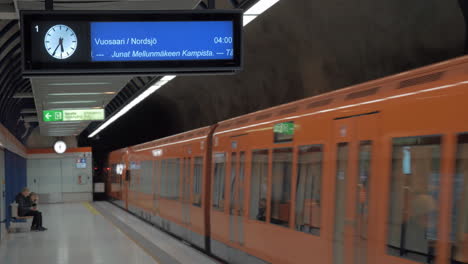 Tren-Saliendo-De-La-Estación-De-Metro-De-Helsinki,-Finlandia