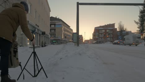 Hombre-Stocker-Grabando-Vídeo-360-Del-Invierno-En-Rovaniemi,-Finlandia