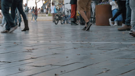 People-walking-in-busy-street