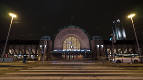 Zeitraffer-Des-Verkehrs-In-Der-Nähe-Des-Hauptbahnhofs-Im-Nächtlichen-Helsinki