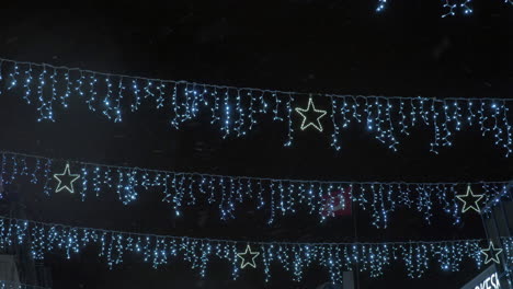 Colgando-Luces-De-Navidad-En-La-Ciudad-De-Noche