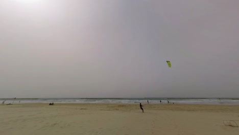 Strand-Von-Tel-Aviv-Mit-Menschen,-Die-Kiteboarding-Training-In-Israel-Absolvieren