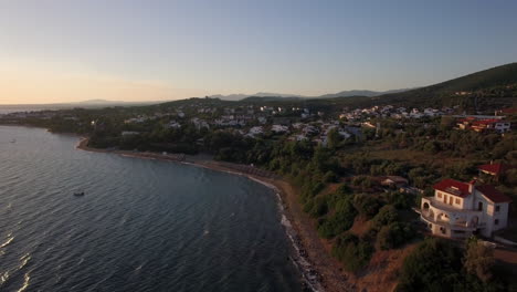 Vista-Aérea-Del-Mar-Y-La-Costa-Con-La-Ciudad-Turística-Al-Atardecer-Grecia