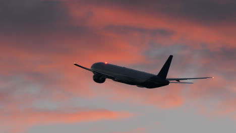 Plane-flying-in-evening-cloudy-sky