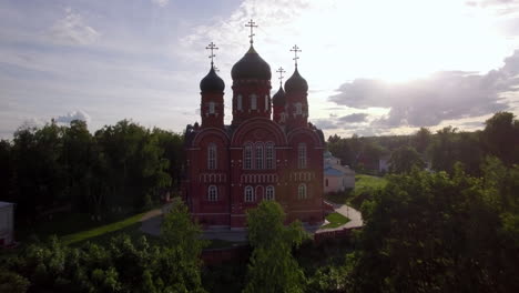 Catedral-De-La-Ascensión-Y-Monasterio-De-La-Santa-Cruz-En-La-Verde-Campiña-De-Rusia