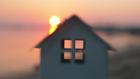 Modell-Des-Hauses-Im-Freien-Bei-Sonnenuntergang