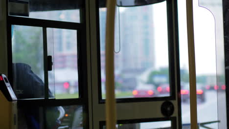 Mujer-Conduciendo-Un-Autobús-En-La-Ciudad