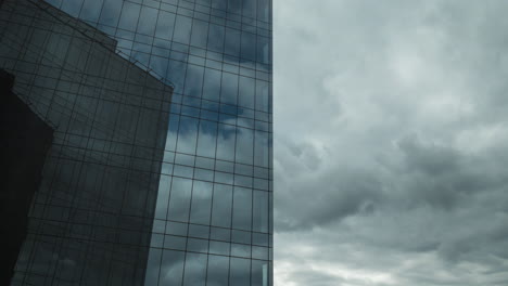 Zeitraffer-Von-Segelwolken,-Die-Sich-Im-Glasigen-Wolkenkratzer-Spiegeln