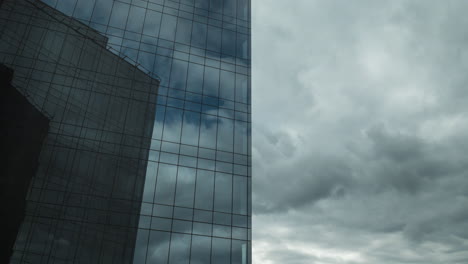 Timelapse-De-Nubes-Navegando-Reflejándose-En-Un-Rascacielos-Vidrioso