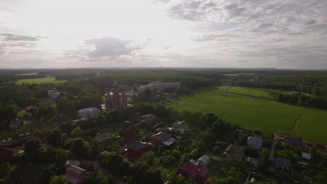 Luftaufnahme-Eines-Dorfes-Mit-Himmelfahrtskathedrale-In-Lukino,-Russland