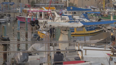 Barcos-Amarrados-En-El-Puerto-De-La-Antigua-Ciudad-De-Acre,-Israel.