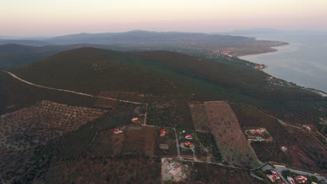 Flug-über-Grüne-Landschaft-Mit-Ebenen-Und-Hügeln-In-Der-Küstenstadt-Griechenland