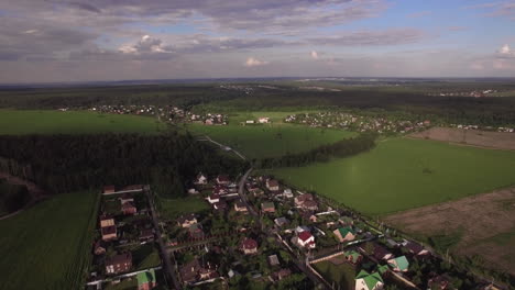 Flug-über-Weite-Grüne-Ländliche-Gebiete-Und-Dörfer-Russlands