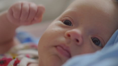 Retrato-Interior-De-Una-Niña-De-Dos-Meses