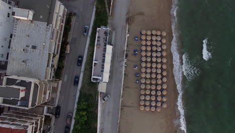 Volando-Sobre-El-Paseo-Marítimo-De-La-Ciudad-Con-Playas-Y-Casas-Junto-A-Grecia