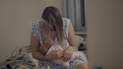 Bebé-Nocturno-Amamantando-En-El-Hospital-De-Maternidad.