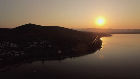 Flug-über-Den-Strand-Von-Trikorfo-Mit-Hütten-Und-Grünen-Hochebenen-Bei-Sonnenuntergang-In-Griechenland