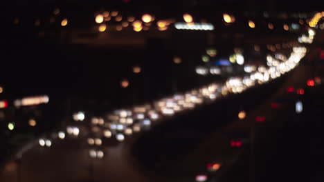 Tráfico-De-Automóviles-En-La-Ciudad-De-Noche-Desenfocado